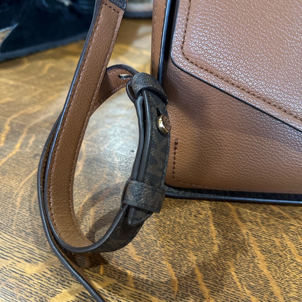 EUC Michael Kors Brown Leather Sylvia Crossbody Bag - Picture 2 of 8